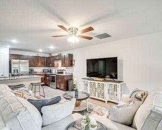 Palm Coast Duplex with Screened Patio, Near Beaches! - Flagler Beach - Living room