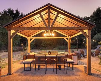 Coastal creekside family-friendly retreat: pool, spa, campfire, walkable - Soquel - Patio