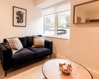 Redhill Apartments By Pay As U Stay - Redhill - Living room