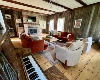 Honeypot Farmhouse - Lux Family Retreat at Okemo - Bromley - Weston - Lounge