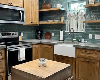 Newly Built Cottage 2 Bd / 1 Ba Cottage A Short Walk From Downtown Guthrie, Ok - Guthrie - Keuken