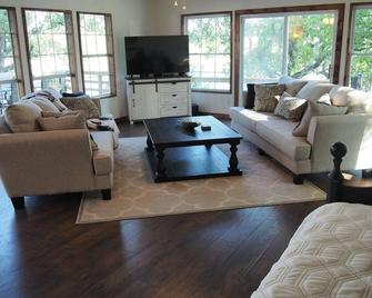 Allure 1900 sq waterfront home with country elegance spectacular views - Eastland - Wohnzimmer