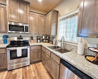 Charming 2br Cottage Near Freeway-cul-de-sac - Medford - Kitchen