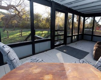 Cozy cabin on the Creek with WiFi and AC in delightful Belton - Belton - Balcón