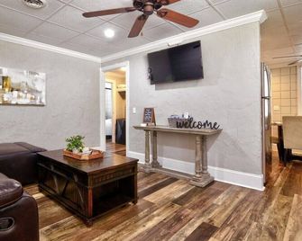 Comfortable Cottage on the Blue Mile - Close to GSU! - Statesboro - Вітальня