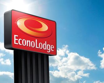 Econo Lodge Hickory - Hickory - Outdoors view