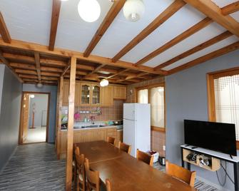 Emerald Ace Hotel - Jeju City - Kitchen