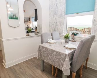 St Cuthbert's Cottage - Berwick-Upon-Tweed - Dining room