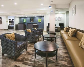 La Quinta Inn & Suites by Wyndham Karnes City - Kenedy - Karnes City - Lobby