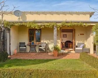 Straw Lodge - Renwick - Patio