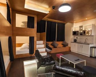 Kapsule Apartments - Liverpool - Living room