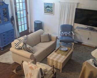 Near East Side Cozy Carriage House - Athens - Living room