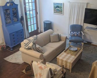 Near East Side Cozy Carriage House - Athens - Wohnzimmer