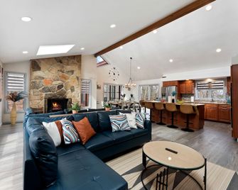 Spectacular Cabin with Game Room and Open Concept Interior in East Stroudsburg, Pennsylvania - East Stroudsburg - Living room