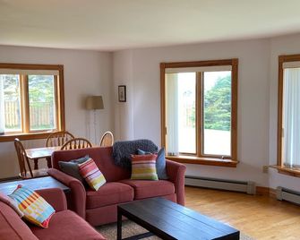 Cottage By The Shore - York - Wohnzimmer