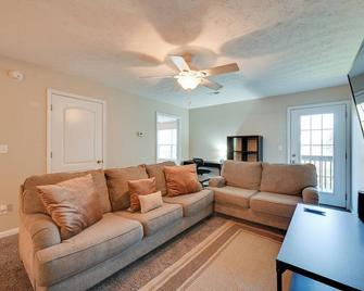 Elizabethtown Apt 3 Mi to Dtwn! - Elizabethtown - Living room