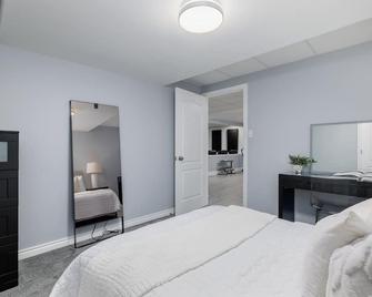 Charming walk out basement fitness room, hot tub in enchanting Port Hope - Port Hope - Bedroom