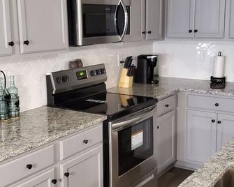 Brand new beautifully furnished 3 bedroom spacious townhome! - Riverdale - Kitchen