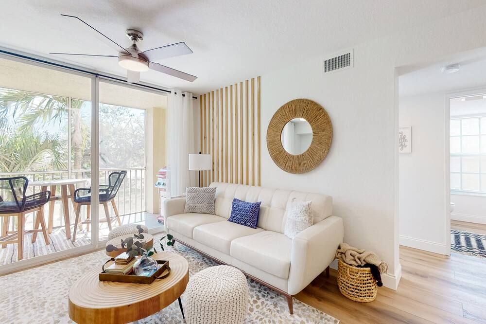 Beautiful bright condo with a balcony & W/D - pool, gym, and game room access - فورت ميرس - غرفة معيشة