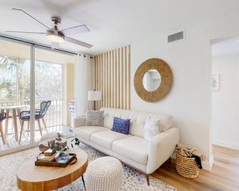 Beautiful bright condo with a balcony & W/D - pool, gym, and game room access - فورت ميرس - غرفة معيشة