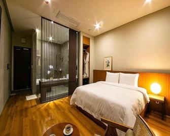 Jinju Epoque Hotel - Jinju - Camera da letto