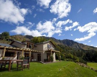 ذا كانيونز لودج - كوينستون - مبنى