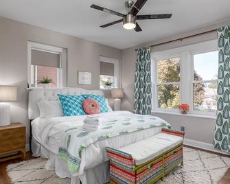 Spacious Remodeled Historical Home - Family Friendly &15 Minutes To Everything! - St. Louis - Schlafzimmer