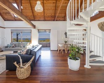 The Point Ultimate Beach House - Yamba - Вітальня