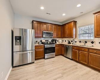 Spacious Ballantyne 5 Br: Office, Fenced Back Yard, 2 Car Garage, Pet Friendly - Charlotte - Cuisine