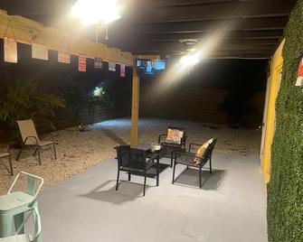 Cozy, retreat w/ outdoor bar. 10 mins from the beach. 12 mins from downtown - West Palm Beach - Restauracja