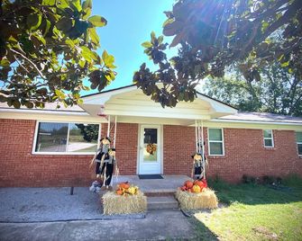 Rustic Ranch Retreat, Farm stay, Firepit, Game Room, Stars - Pauls Valley - Edificio