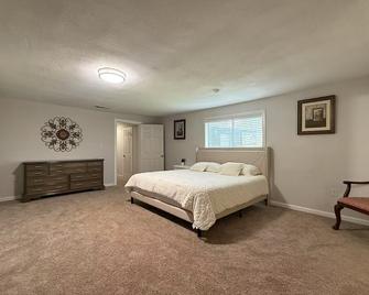 Lake stay w/ white picket fence - Wylie - Bedroom