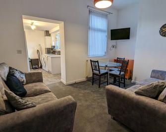 Stylish Double En Suite Room in a Central Location with Fantastic Facilities. - Barrow-in-Furness - Living room
