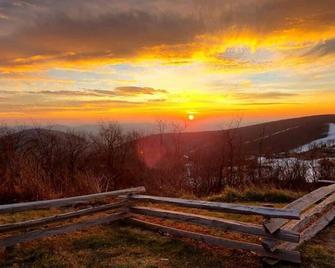 Cozy Mountain Retreat Dog Friendly - Stuarts Draft - Outdoors view
