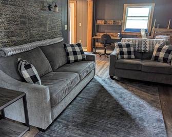 Cozy private country setting - 15 miles from Woodstock - Bethel - Wohnzimmer