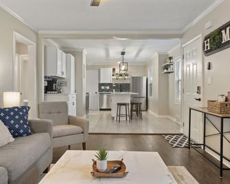 The Sunnyside- Waldo Ranch + Fenced Yard + Parking - Kansas City - Living room