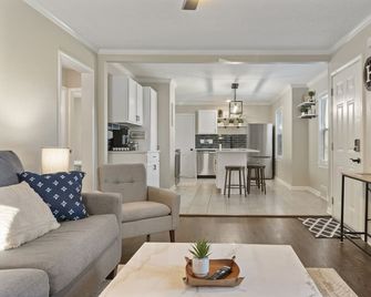 The Sunnyside- Waldo Ranch + Fenced Yard + Parking - Kansas City - Soggiorno