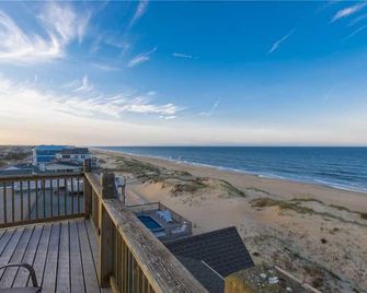 Oceanfront home with private pool, crow's nest deck, game room & fireplace - Virginia Beach - Balcone