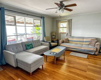 Charming 2-bedroom cottage on serene Seneca Lake! Close to wineries, waterfalls! - Lodi - Sala de estar