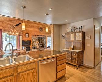 Cabin Less Than 2 Mi to Tahoe Donner Downhill Ski Resort - Truckee - Cocina