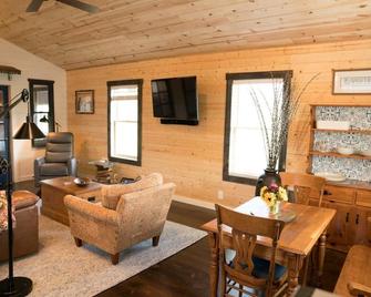 Charming well appointed Cottage in Ashland ( 800 + sq. ft. ) - Ashland - Living room