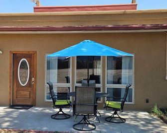 Centrally-located, sweeping mountain views! - Española - Patio