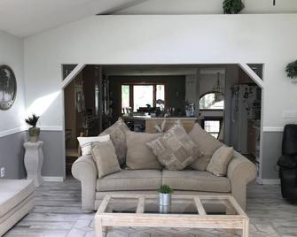 Backyard Paradise Appleton WISleeps 6 to 8, 4 bedrms, 3 bath,25 minutes from GB - Appleton - Living room