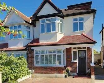 Modern 5 Bed 3 Bath House - Morden - Building
