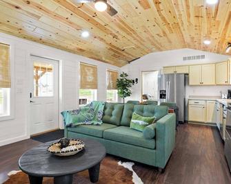 The Lodges at Eden Reserve - Pet Friendly Cabins Near Ark - Williamstown - Living room