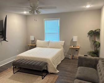 Spacious 3-bedroom corporate apartment with WiFi, AC in lovely Kenner - Kenner - Bedroom