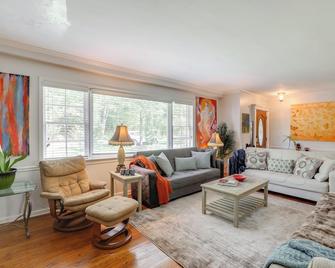 Walk to Restaurants New Hope Home with Deck and Yard! - New Hope - Living room