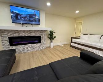 Fast Wifi | Foosball | Close To Conference Centers. - Midvale