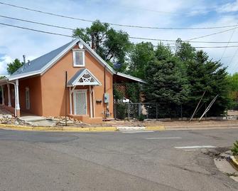Charming Adobe Home near Historic Old Town Plaza - Las Vegas - Building