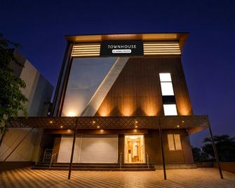 Super Townhouse Kmf Dharwad Formerly Shri Durga Comforts - Dharwad - Budova
